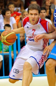 Bojan Bogdanovic driving to the basket